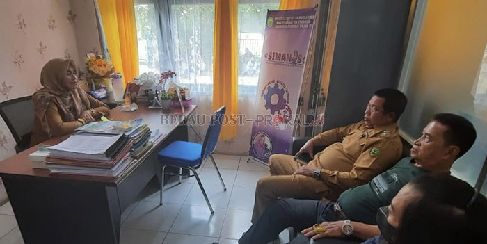 CARI SOLUSI: Lurah Sambaliung Didi Mulyadi bersama orangtua calon siswa menemui, Kepala Cabang Dinas Pendidikan dan Kebudayaan Kaltim Wilayah VI Kabupaten Berau, Juanita Sari, membahas persoalan PPDB di SMA 4 Berau, Senin (11/7).