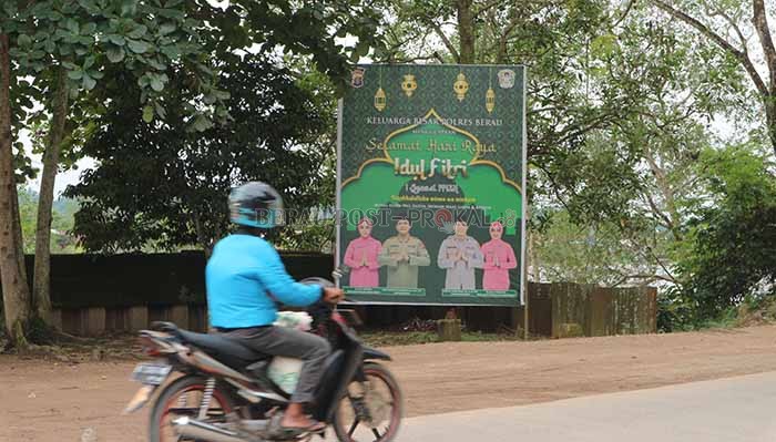 MENJADI KELUHAN: Spanduk atau baliho yang kedaluwarsa selain mengganggu keindahan kota juga dapat membahayakan pengguna jalan.