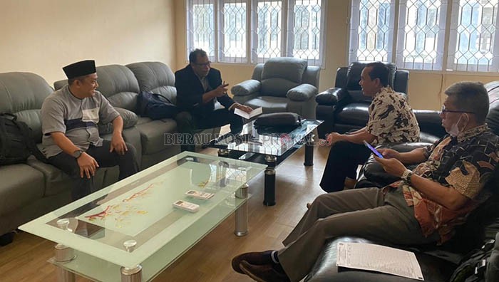 BUAT DAFTAR CABOR: Pengurus KONI Berau saat berdiskusi terkait pemetaan 45 cabor yang akan disampaikan pada pleno bersama KONI Kaltim dan PB Porprov VII, pekan depan.