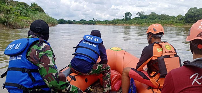 UPAYA PENCARIAN: Tim Basarnas beserta BPBD Berau dan warga melakukan pencarian terhadap Sintia, yang diduga tenggelam di Sungai Kelay.