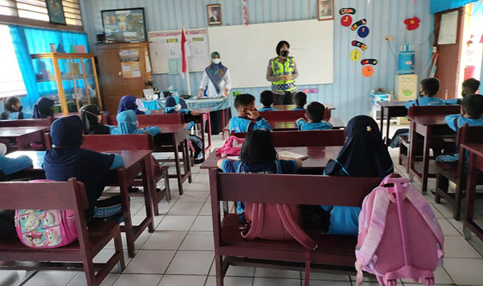 BERI PEMAHAMAN: Satlantas Polres Berau saat melakukan sosialisasi kepada anak Sekolah Dasar bebetap waktu lalu.
