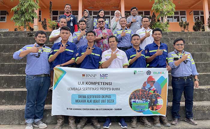 UJI KOMPETENSI: Manajemen PT Buma memberikan pelatihan kepada salah satu peserta.