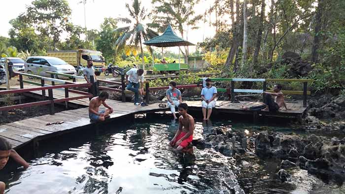 SUDAH TAK TERPAKAI: Kebersihan objek wisata air panas Bapinang, disoroti wisatawan karena kamar mandi yang sudah tidak terpakai dianggap jorok dan menimbulkan aroma menyengat.