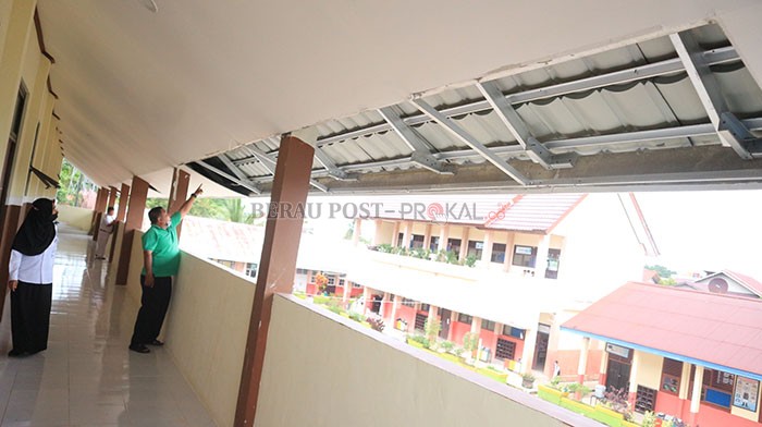 MASIH SEUMUR JAGUNG: Salah satu komponen bangunan SD 018 Tanjung Redeb yang mengalami kerusakan walau berusia belum genap setahun.