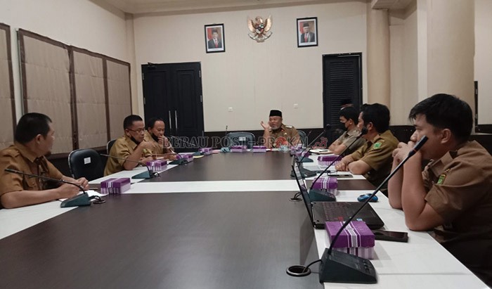 OGAH BERUBAH: Wakil Bupati Berau Gamalis, menegaskan kalau Berau akan tetap berpatok pada batas wilayah yang ditetakan pada 1999 silam. Hal itu disampaikannya saat memimpin rapat terkait permasalahan tapal batas, Berau-Kutim, Senin (18/7).