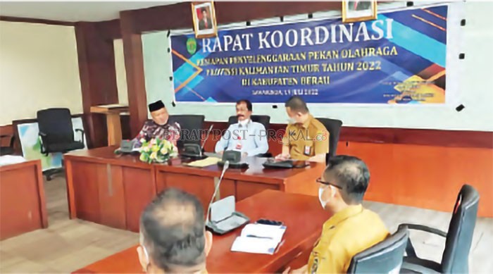HIBAH PORPROV: Kadispora Kaltim Agus Tianur bersama Plt Asisten I Setprov Kaltim Deni Sutrisno dan Ketua Harian PB Porprov VII Kaltim Gamalis, memimpin rapat pembahasan mekanisme hibah di Samarinda kemarin.