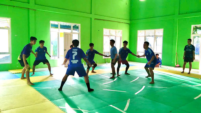 BERLATIH: Atlet kabaddi saat menjalankan latihan rutin di SMA 2 Rinding.