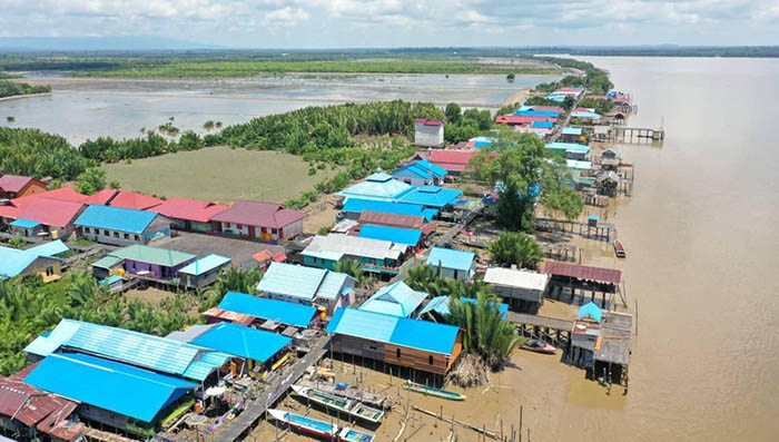 GELAP-GELAPAN: Sejak beberapa bulan terakhir masyarakat Kampung Pegat Batumbuk harus gelap-gelapan saat malam hari karena kesulitan mencari solar, sehingga mesin diesel yang diandalkan masyarakat tidak dapat difungsikan.