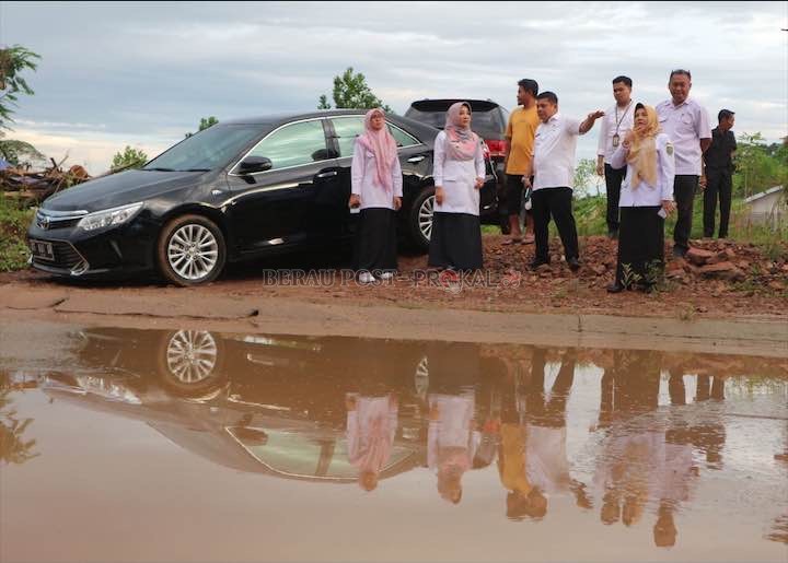 RESPONS CEPAT: Bupati Berau Sri Juniarsih didampingi Kepala DPUPR Berau Taupan Madjid, serta Asisten III Setkab Berau Maulidiyah, meninjau jalan yang dikeluhkan warga karena genangan air yang cukup mengganggu kemarin (20/7).