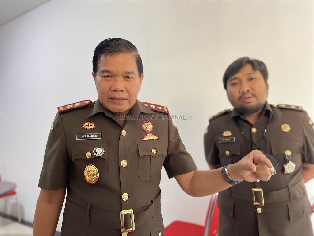 Kajari Berau Nislianudin didampingi Kasi Pidsus Christhean Arung.