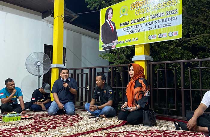 GELAR RESES: Wakil Ketua I DPRD Berau Syarifatul Syadiah saat reses masa sidang ke-11 tahun 2022 bersama komunitas Berau Otomotif Society (BOS) kemarin (21/7).