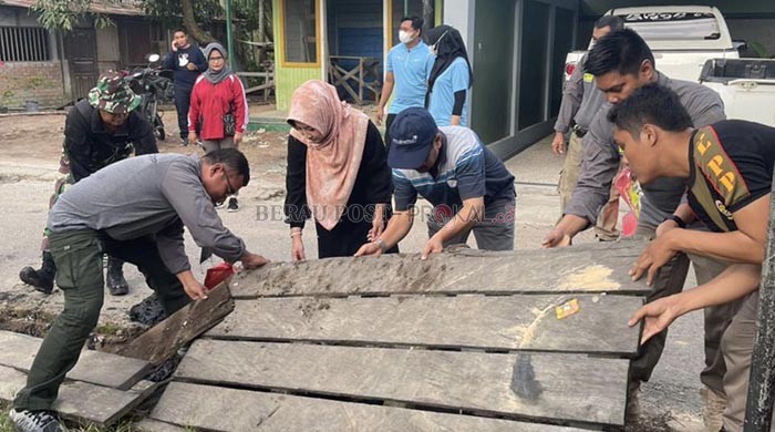 BERSIH LINGKUNGAN: Bupati Berau Sri Juniarsih saat memantau langsung kegiatan gotong-royong di beberapa titik bersama jajaran instansi Pemkab Berau, kemarin (22/7).