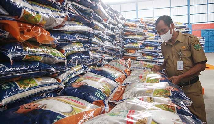 BELUM TERSERAP SELURUHNYA: Beras lokal yang ada di gudang Bulog Berau. Saat ini belum seluruhnya hasil panen petani lokal terserap.
