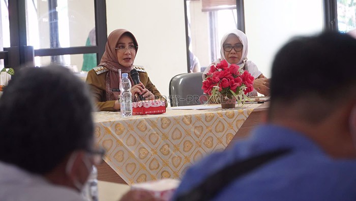 BAHAS SAWIT: Bupati Sri Juniarsih saat memimpin pertemuan membahas persoalan ancloknya harga TBS.