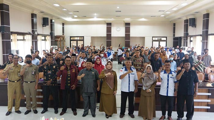 FOTO BERSAMA: Bupati Berau Sri Juniarsih didampingi Ketua DPRD Berau Madri Pani, Asisten I Setkab Berau Hendratno, serta Kepala DPMK Berau Tentram Rahayu, berfoto bersama dengan seluruh undangan dan pihak penyelenggara FK-BPK Berau, kemarin.