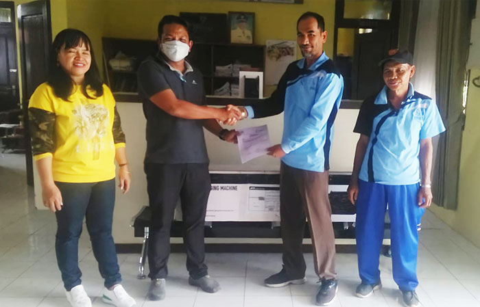 PENCEGAHAN DBD: Perwakilan manajemen PT Berau Coal saat menyerahkan bantuan berupa alat fogging, yang bisa dimanfaatkan oleh warga Kelurahan Gunung Panjang, belum lama ini.