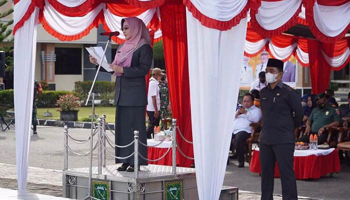 PIMPIN APEL: Bupati Berau Sri Juniarsih saat memimpin Apel Peringatan Hari Koperasi Nasional ke-75 bersama Forkopimda, yang turut dihadiri sejumlah pengurus koperasi yang ada di Berau, kemarin (27/7).