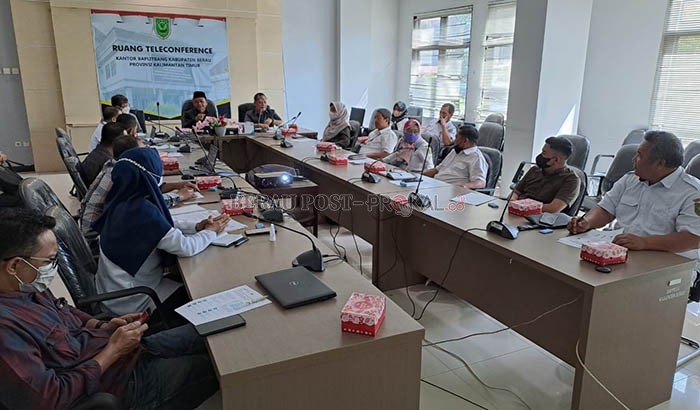 WAKILI BUPATI: Asisten II Setkab Berau Agus Wahyudi, mewakili Bupati Berau Sri Juniarsih, saat memimpin workshop perencanaan program USAID SEGAR tahun II, kemarin.