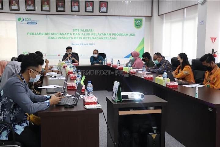 UNTUK MASYARAKAT: BPJS Ketenagakerjaan gandeng Dinkes Berau untuk sosialisasikan alur pelayanan kesehatan program JKK bagi peserta BPJS Ketenagakerjaan kepada perwakilan 10 puskesmas, kemarin (28/7).