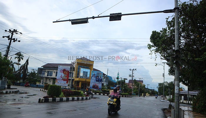 MASIH MATI: Terlihat lampu lalu lintas yang berada di simpang empat Jalan Murjani II dan Jalan Mangga II, Tanjung Redeb sampai saat ini belum berfungsi, Jumat (29/7).