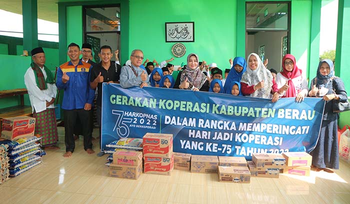 BERKELANJUTAN: Bupati Berau Sri Juniarsih bersama jajaran Diskoperindag Berau dan pihak koperasi,  melaksanakan bakti sosial gerakan koperasi bersama Pemkab Berau di Rumah Anak Indonesia (RAI), kemarin.