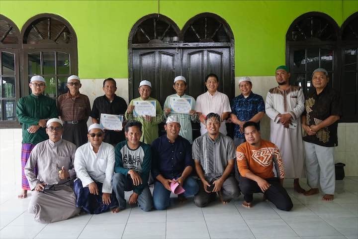 HADIAH ISTIMEWA: Pengurus Bubuhan Banjar Berau foto bersama usai menyerahkan hadiah paket umrah kepada tiga orang beruntung, yang memang dianggap layak untuk menerima.