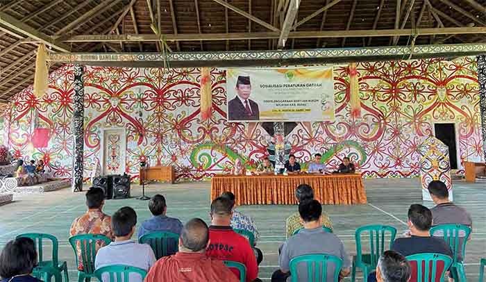 BERI PEMAHAMAN: Ketua DPRD Kaltim Makmur HAPK (dua kiri), bersama Zulkifli Azhari (dua kanan), kembali melakukan sosialisasi Perda Nomor 5/2019 tentang Bantuan Hukum kepada masyarakat Bumi Batiwakkal.