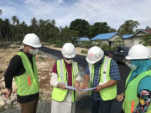 PROGRAM UNGGULAN: Bupati Berau Sri Juniarsih bersama Kepala DPUPR Berau Taupan Madjid, saat meninjau kegiatan pengaspalan jalan. Pemkab Berau memberikan atensi pada fasilitas penunjang pariwisata, salah satunya dengan perbaikan infrastruktur jalan yang la