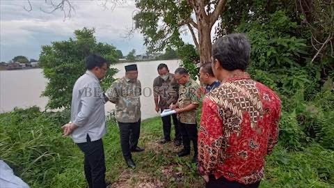 JALUR ALTERNATIF: Wakil Bupati Berau Gamalis bersama rombongan DPUPR Kaltim saat meninjau titik dermaga di Limunjan, Sambaliung, beberapa waktu lalu.
