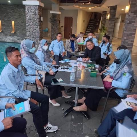 SAMAKAN PERSEPSI: Direktur Perumda Air Minum Batiwakkal Saipul Rahman, berdiskusi dengan jajarannya terkait bimtek yang diikuti di Magelang, belum lama ini.