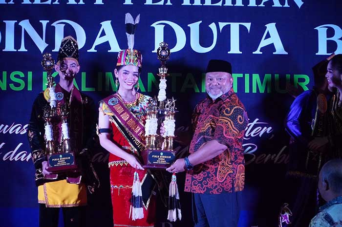 JUARA: Dera Fiorentina Agatha peserta asal Kuati Timur saat menerima piala dari Wakil Bupati Berau, Gamalis. Dia berhasil menyabet juara I pada pemilihan Dinda Duta Budaya Provinsi Kaltim yang digelar di Berau.