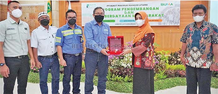 BERI APRESIASI: Bupati dan Dinas Pendidikan Wilayah IV Provinsi Kaltim, memberikan apresiasi kepada BUMA atas kontribusi dalam pengembangan SDM lokal Berau, melalui pendidikan vokasi.