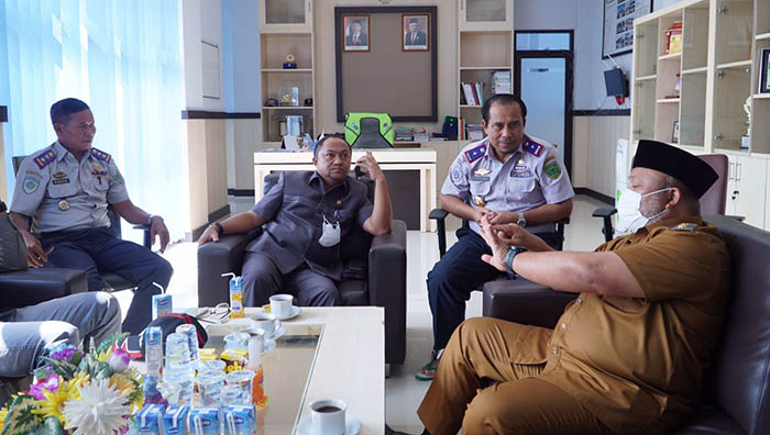 CARI SOLUSI: Wakil Bupati Berau Gamalis, bersama Wakil Ketua DPRD Berau Ahmad Rifai dan Kadishub Berau Andi Marawangeng, menggelar pertemuan guna membahas kembali mundurnya rencana maskapai Citilink dan Super Jet masuk ke Berau.
