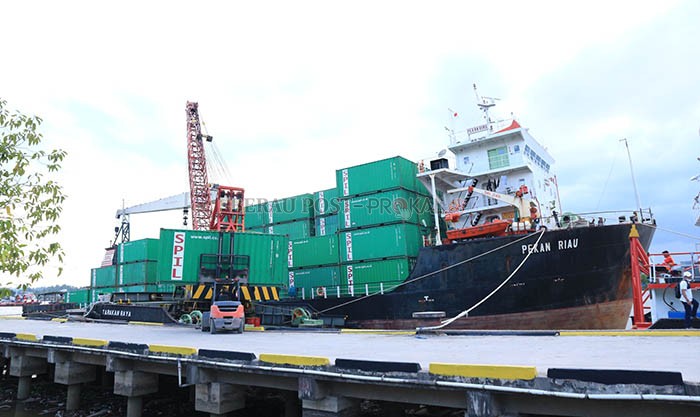 AMAN: Aktivitas bongkar muat di Pelabuhan Tanjung Redeb berjalan dengan lancar.