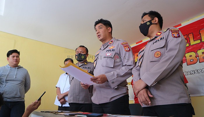 RILIS KASUS: Wakapolres Berau Kompol Ramadhanil didampingi Kapolsek Teluk Bayur Iptu Didik Sulistyo, merilis kasus penjualan anak di bawah umur yang diduga dijadikan pekerja seks komersial di Mapolres Berau kemarin (10/8).