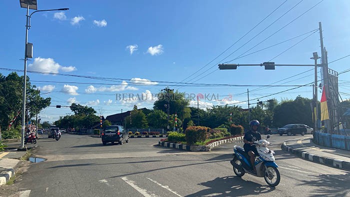 TAK TERATUR: Tidak adanya lampu lalu lintas membuat kendaraan yang melintas di simpang empat Jalan Mangga III dan Jalan Murjani I semrawut.