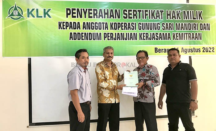 JADI HAK MILIK: Presiden Direktur PT Hutan Hijau Mas KLK Group, Janaki Raman, bersama Ketua Koperasi Gunung Sari Mandiri, M Jabir, berfoto bersama usai penyerahan sertifikat hak milik kebun plasma anggota Koperasi Gunung Sari Mandiri, kemarin.