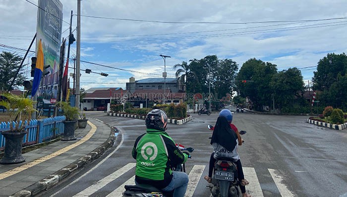 SELESAI DIPERBAIKI: Lampu lalu lintas di simpang Jalan Mangga III-Jalan Murjani I sudah berfungsi lagi, setelah salah satu komponennya diganti karena tersambar petir.