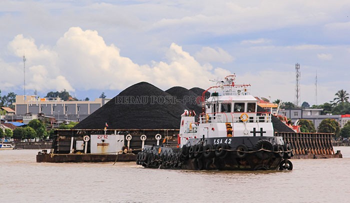 INCARAN PENCARI KERJA: Tugboat saat menarik tongkang berisikan batu bara di Sungai Segah. Sektor emas hitam itu hingga kini masih menjadi incaran para pencari kerja di Berau.