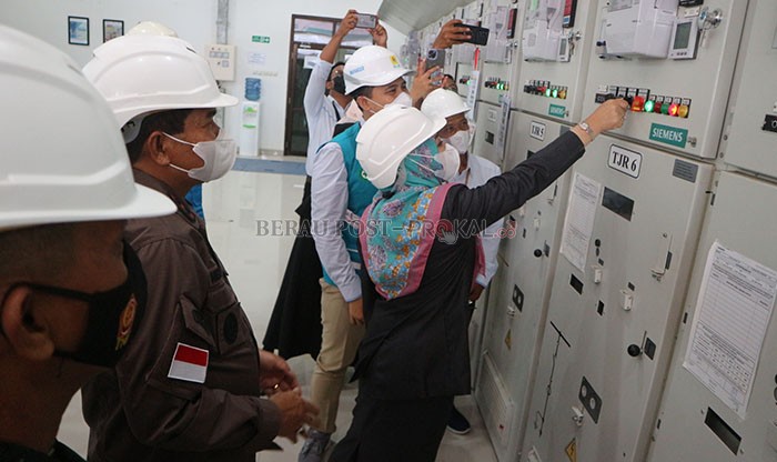 SIMBOLIS: Bupati Berau Sri Juniarsih meresmikan pengoperasian jalur transmisi Tanjung Redeb-Tanjung Selor di PLN Gardu Induk Tanjung Redeb, kemarin.