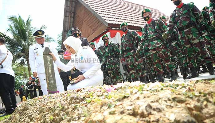 ZIARAH: Usai upacara bendera, rombongan Forkopimda melakukan ziarah ke Taman Makam Pahlawan Wijaya Kusuma Tanjung Redeb.