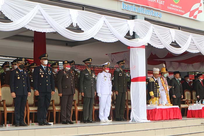 PERINGATI HUT: Upacara peringatan HUT ke-77 RI di Kabupaten Berau kembali dilaksanakan berjalan aman dan lancar. Dengan diikuti oleh ratusan peserta upacara, serta disaksikan masyarakat, kemarin.