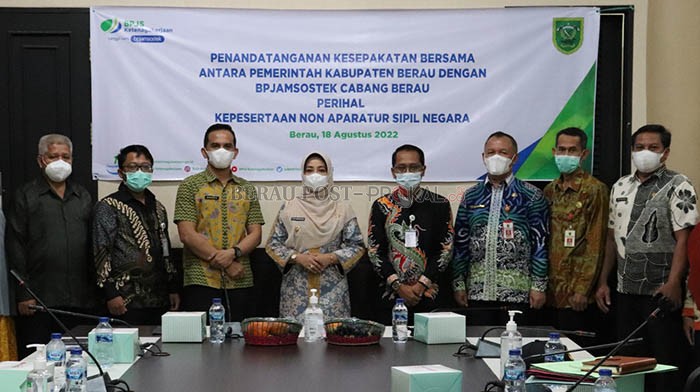 MOU: Manajamen BPJS Ketenagakerjaan Cabang Berau foto bersama Bupati Berau Sri Juniarsih, serta sejumlah perwakilan Pemkab Berau usai penandatanganan MoU, kemarin.