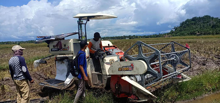 AMBIL SENDIRI: Penerima bantuan Alsintan Combine Harvest terpaksa harus diambil sendiri oleh para petani, lantaran tidak ada anggarannya untuk diantarkan secara kolektif oleh pihak Distanak Berau.
