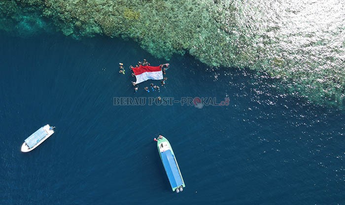 DIVING: Sejumlah penyelam saat mengibarkan bendera Merah Putih di salah spot di Perairan Maratua.