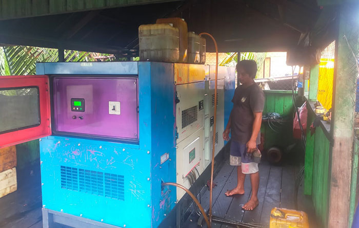 TIDAK BERFUNGSI: Mesin diesel sebagai penyuplai listrik ke rumah masyarakat di Kampung Pegat Betumbuk sempat tidak dapat difungsikan, karena kesulitan mendapatkan BBM.