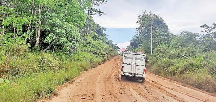 MEMINTA PERHATIAN: Masyarakat Kampung Batu Rajang meminta adanya perbaikan jalan, sehingga bisa dengan nyaman dilalui masyarakat saat berkendara.