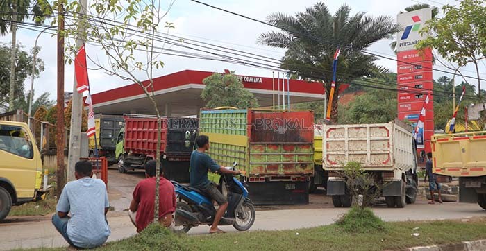 PEMBATASAN AGAR TEPAT SASDARAN: Antrean truk yang hendak mengisi solar di SPBU Jalan Marsma Iswahyudi, Teluk Bayur, Senin (29/8). Untuk mengatasi antrean dan pengendalian pendistribusian solar, Pertamina meluncurkan program Fuel Card 2.0 yang juga segera