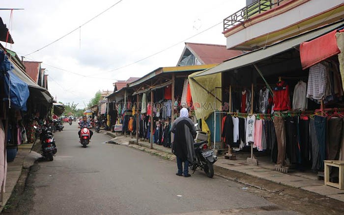 WAJIB DICUCI: Kepala  Dinkes Berau Totoh Hermanto mengimbau masyarakat yang membeli pakaian bekas untuk dicuci dengan air panas  dan alkohol terlebih dahulu sebelum digunakan.
