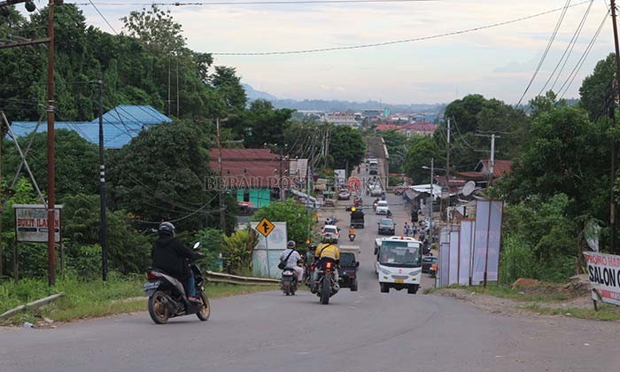 HARUS DIANTISIPASI: Kepadatan arus lalu lintas yang akan melintasi Jembatan Sambaliung yang dijepret sore kemarin. Ketua DPRD Berau Madri Pani mengharapkan, Pemkab Berau sudah bisa mengantisipasi kepadatan arus kendaraan yang akan menyeberang menggunakan